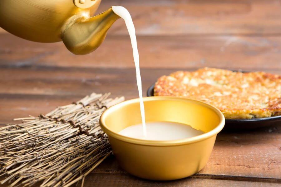 Với những giá trị truyền thống và hương vị độc đáo, Makgeolli là một trong những loại thức uống bạn nên thử khi đến Hàn Quốc