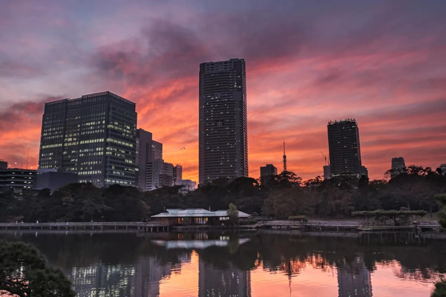 Hama-rikyu Gardens là một trong những địa điểm lý tưởng để bạn chiêm ngưỡng vẻ đẹp của hoàng hôn