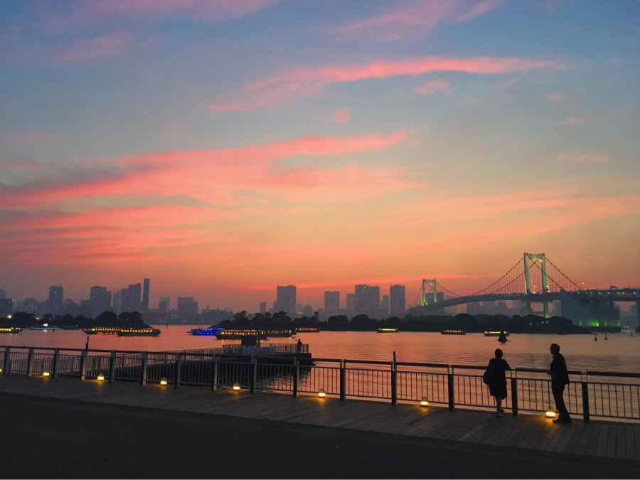 Khi hoàng hôn buông xuống, Odaiba Seaside Park lại càng trở nên lung linh và quyến rũ