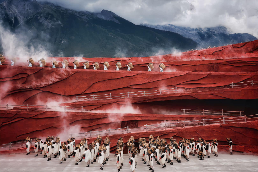 Sân khấu được tô điểm bởi sắc đỏ rực rỡ của cát và đá, nơi những đoàn lữ hành hiên ngang tiến bước