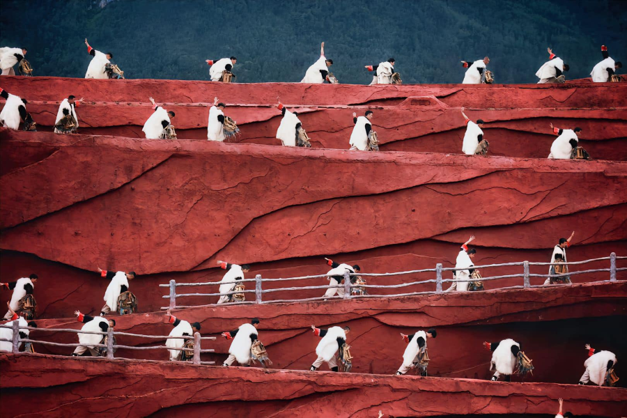 Show diễn là sự kết hợp giữa sự biểu diễn hoành tráng cùng âm nhạc độc đáo