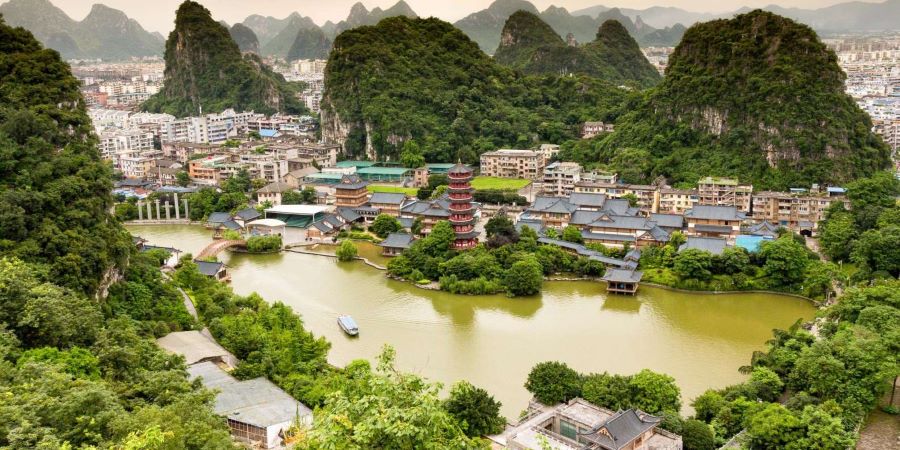 Quế Lâm là thành phố nằm bên bờ sông Lục Nam, với những ngọn núi đá vôi cao vút và thảo nguyên xanh mướt tạo nên một phong cảnh hùng vĩ