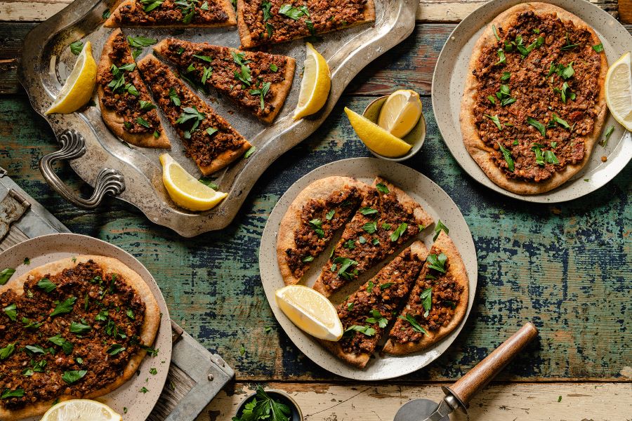 Lahmacun là một loại bánh mặn còn được gọi là Pizza Thổ Nhĩ Kỳ