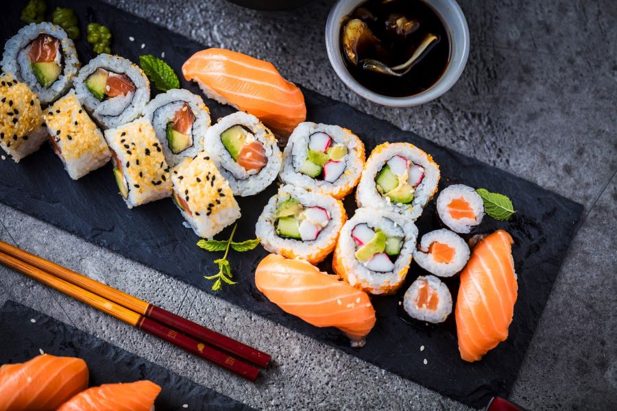 Sushi là một trong những món ăn đặc trưng nhất trong văn hóa ẩm thực Nhật Bản