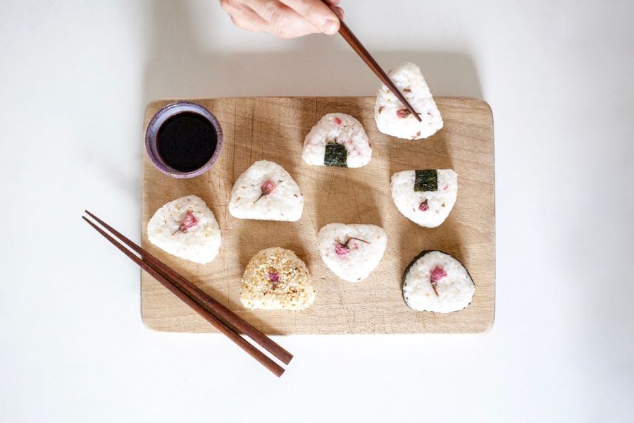 Cơm nắm Sakura Onigiri có hương vị mằn mặn nhẹ nhàng cực kỳ “cuốn”