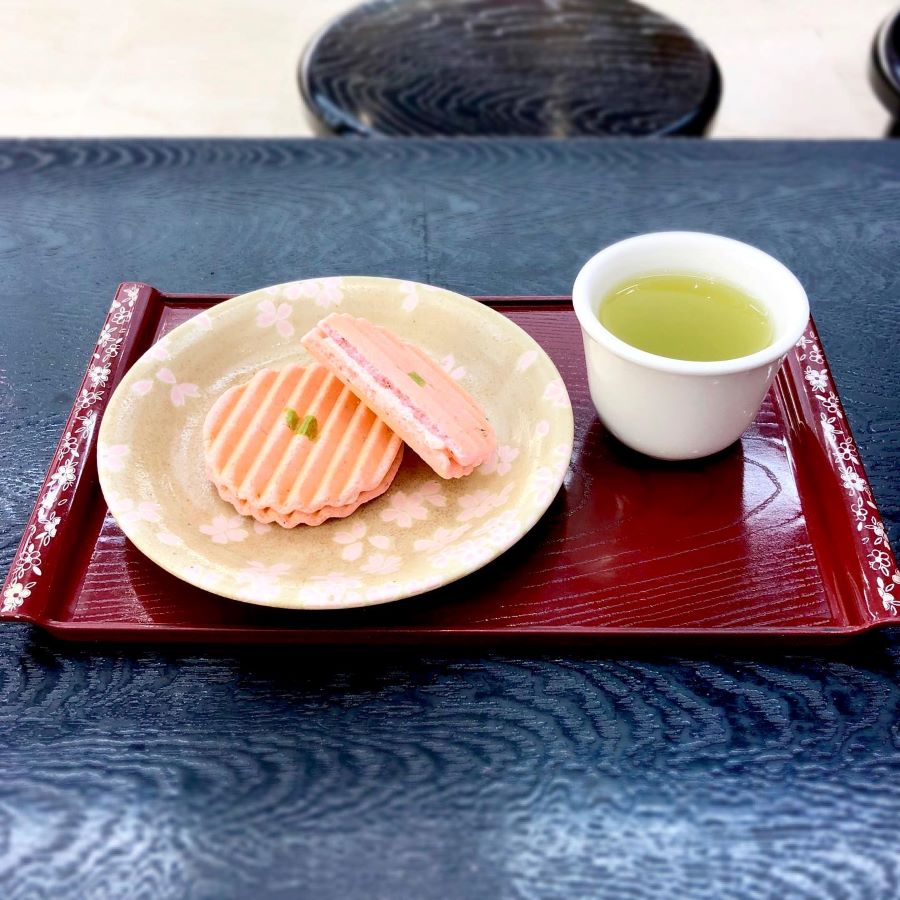 Senbei là tên gọi của món bánh gạo nướng giòn hay cũng có thể gọi là bánh quy giòn