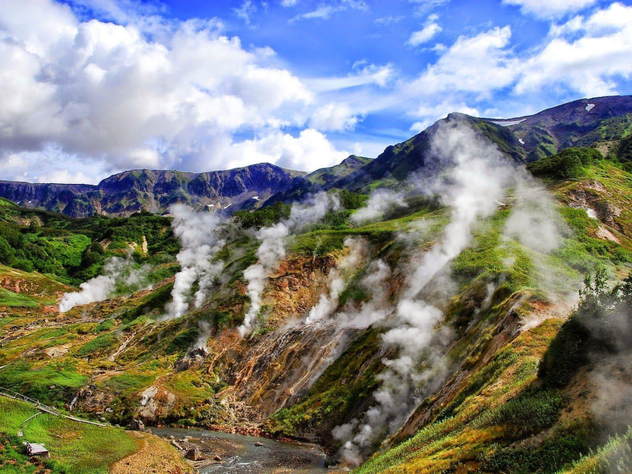 Ẩn mình giữa bán đảo Kamchatka hoang sơ, thung lũng Geysers Geyser thu hút du khách bởi vẻ đẹp hùng vĩ và những bí ẩn địa nhiệt kỳ thú