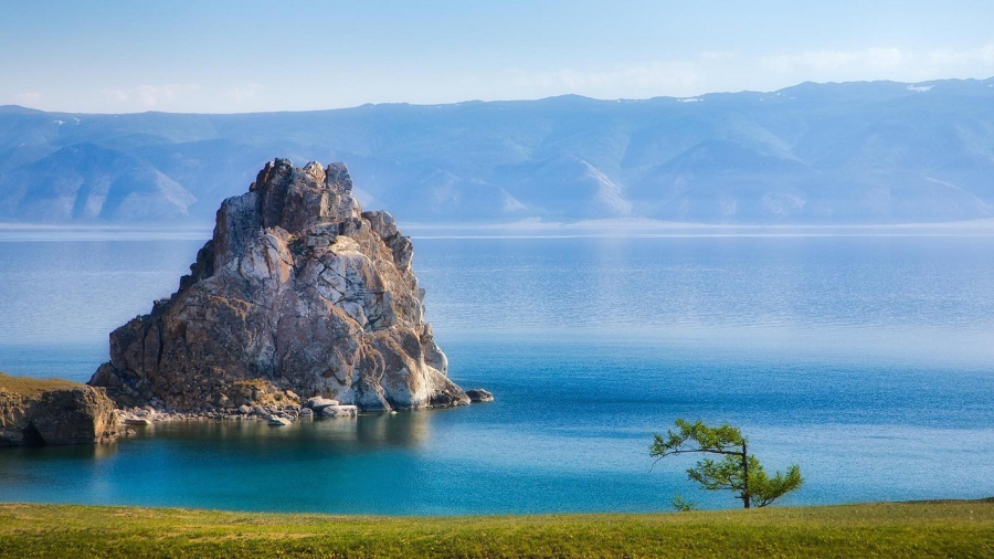  Nằm ở vùng Siberia rộng lớn, Baikal chính là hồ nước ngọt sâu nhất thế giới, ẩn chứa vẻ đẹp hoang dã, lộng lẫy khiến du khách say mê