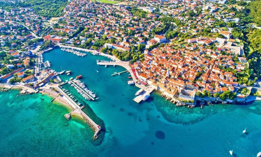 Hòn đảo Krk nổi tiếng là điểm đến lý tưởng cho những ai đam mê khảo cổ học và lịch sử, văn hóa châu Âu.