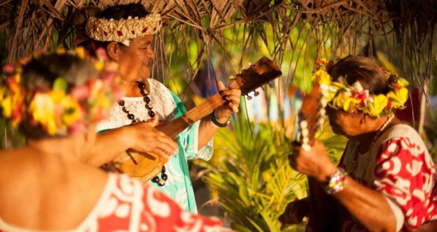 Âm nhạc Hawaii thường sử dụng các nhạc cụ như ukulele, guitar và trống vô cùng thú vị