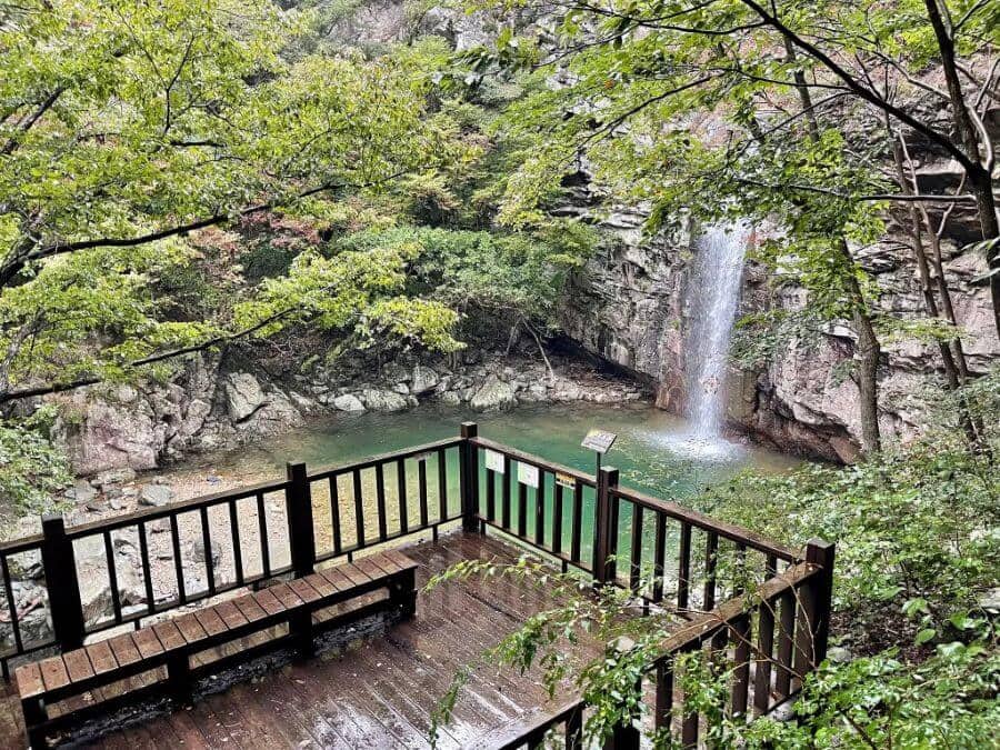 Thác Paraeso là một trong những thác nước nổi tiếng và đẹp nhất ở Hàn Quốc