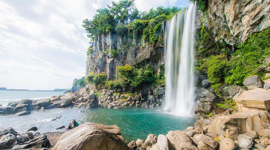 Thác Jeongbang nổi tiếng với vẻ đẹp độc đáo và cảnh quan hùng vĩ