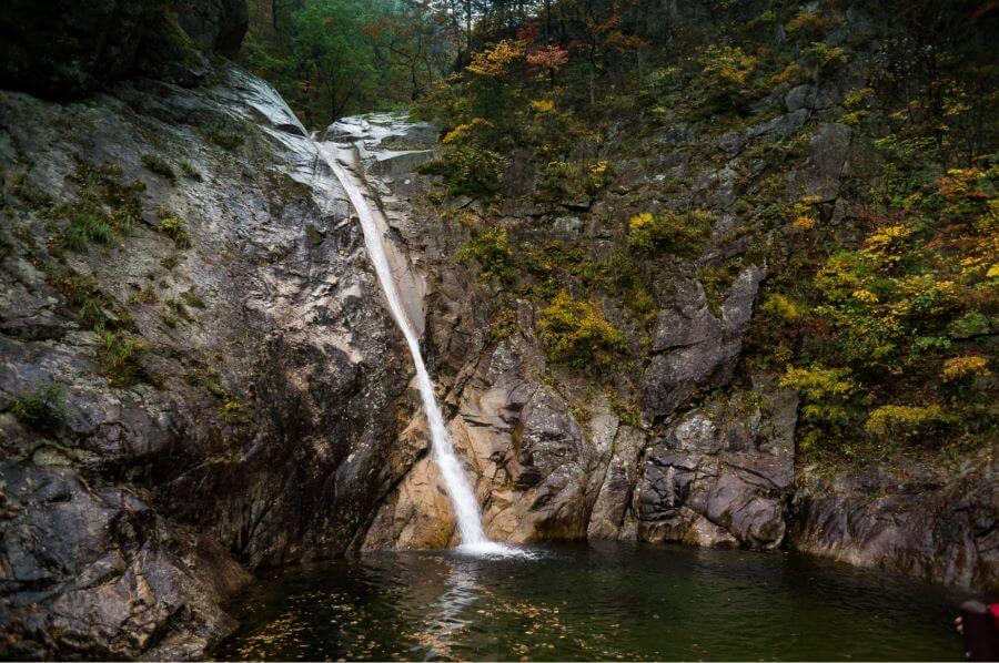 Thác Biryong tựa như một con rồng bạc đang bay lên trời cao, tạo nên cảnh tượng vừa hùng vĩ vừa thơ mộng