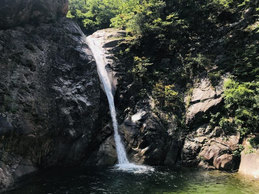 Ngay khi đứng trước thác Biryong, bạn sẽ không khỏi choáng ngợp trước vẻ đẹp kỳ vĩ của nó