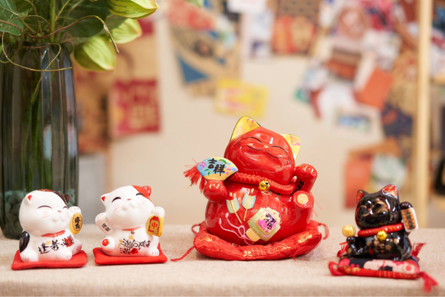 Màu sắc của Maneki Neko không chỉ mang tính thẩm mỹ mà còn ẩn chứa những ý nghĩa phong thủy sâu sắc