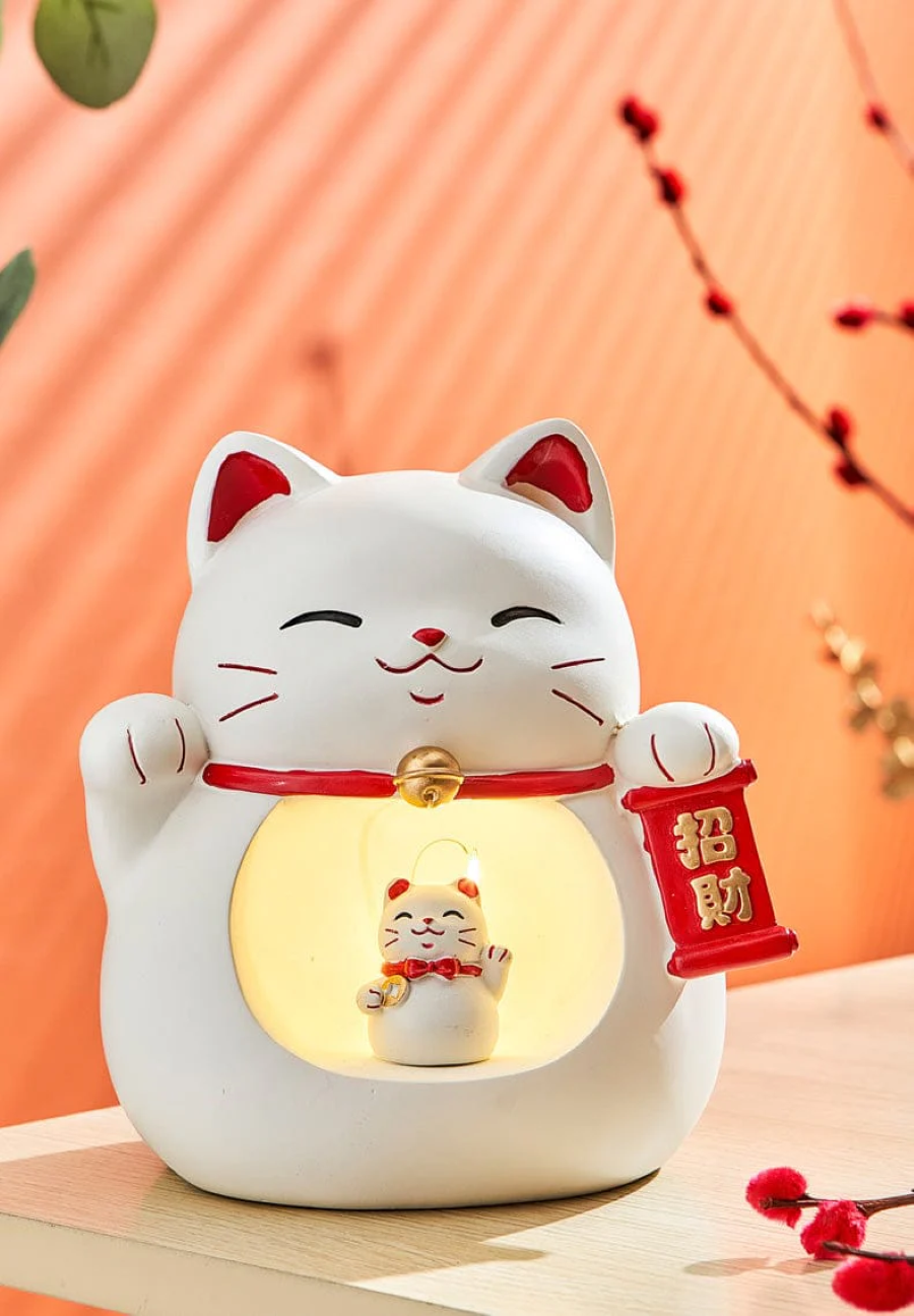 Maneki Neko được chế tác từ nhiều loại vật liệu khác nhau, mỗi loại mang đến một vẻ đẹp và ý nghĩa riêng