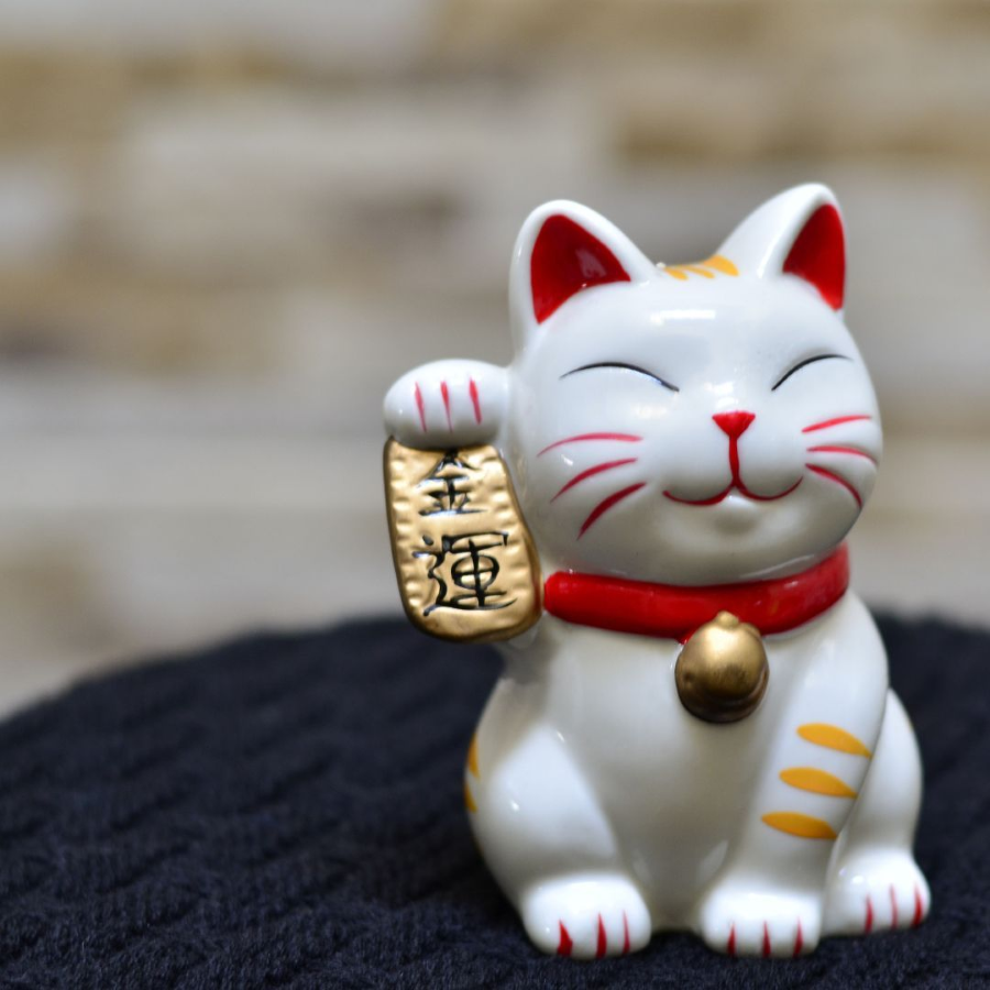 Gốm sứ là chất liệu truyền thống và phổ biến nhất để tạo nên Maneki Neko