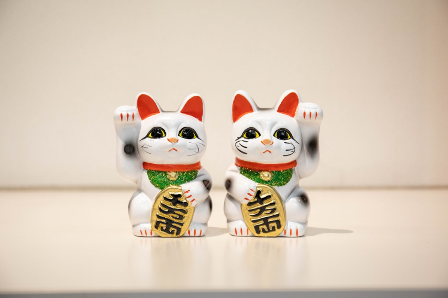 Những chú mèo thần tài Maneki Neko thường có màu sắc tươi sáng, hoa văn tinh xảo và độ bền cao