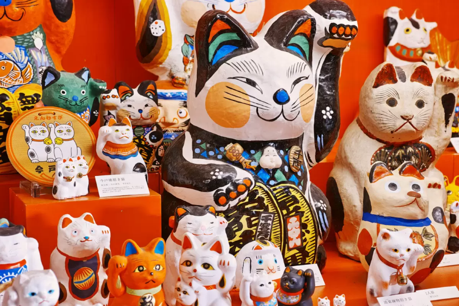 Mỗi phụ kiện trang trí trên Maneki Neko đều tượng trưng cho một khía cạnh khác nhau của cuộc sống, từ tài lộc, tình yêu đến sức khỏe