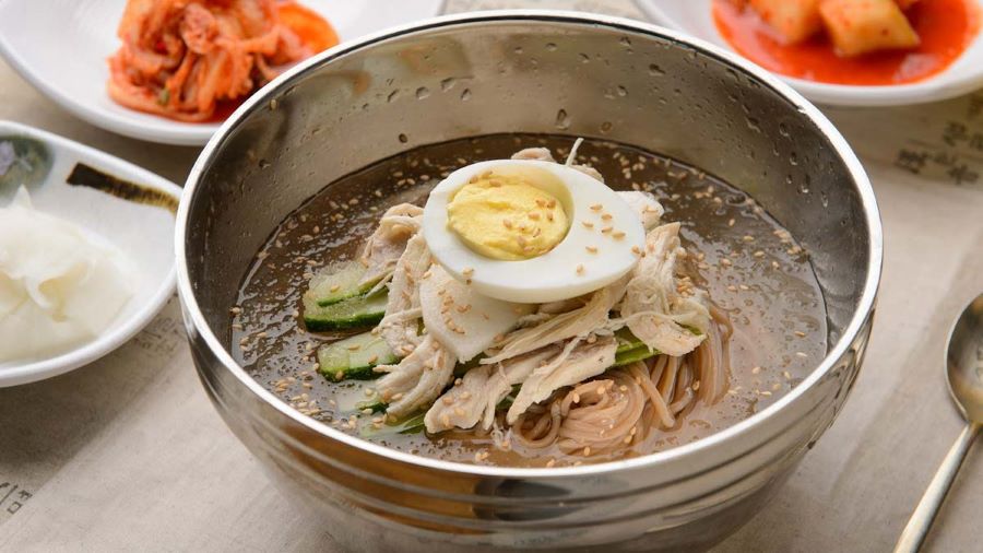 Món mì này sở hữu hương vị đậm đà, mát lạnh cùng cách thưởng thức độc đáo