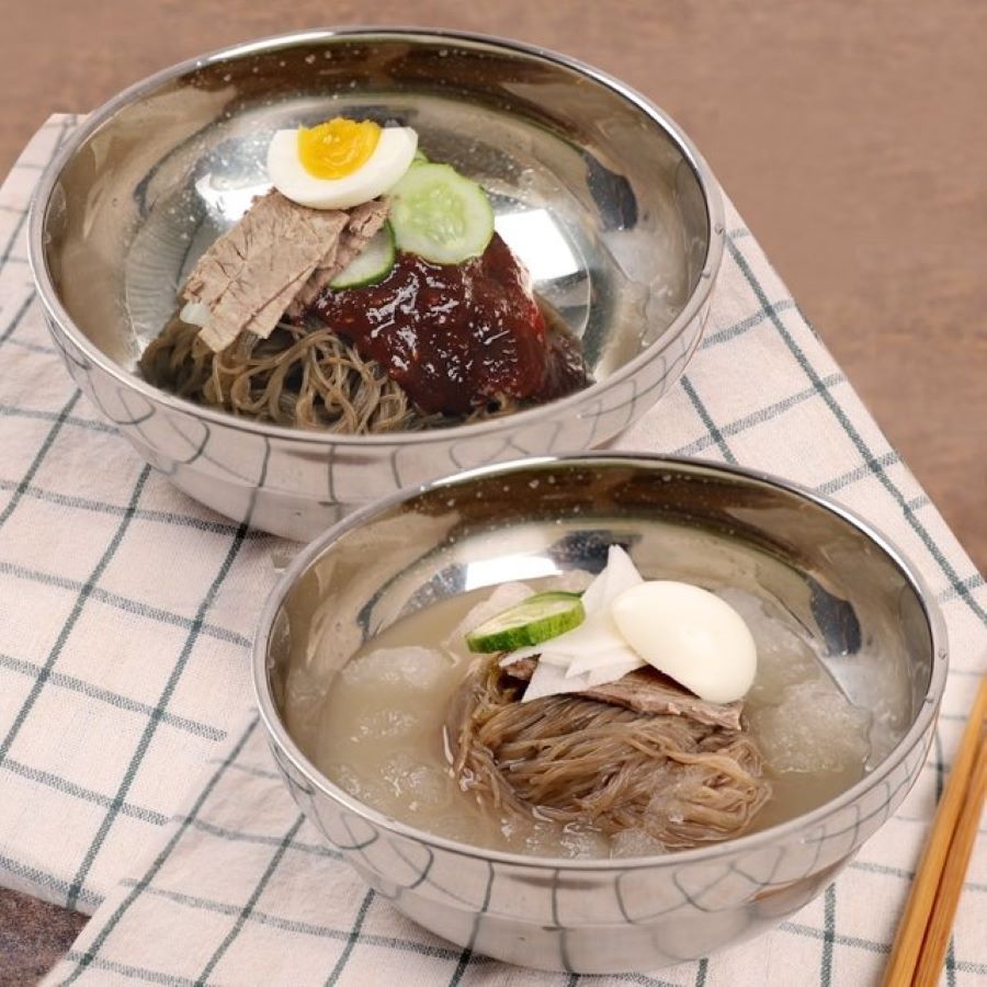 Mì lạnh của xứ sở kim chi có hai loại chủ yếu là Mul-naengmyeon và Bibim-naengmyeon 