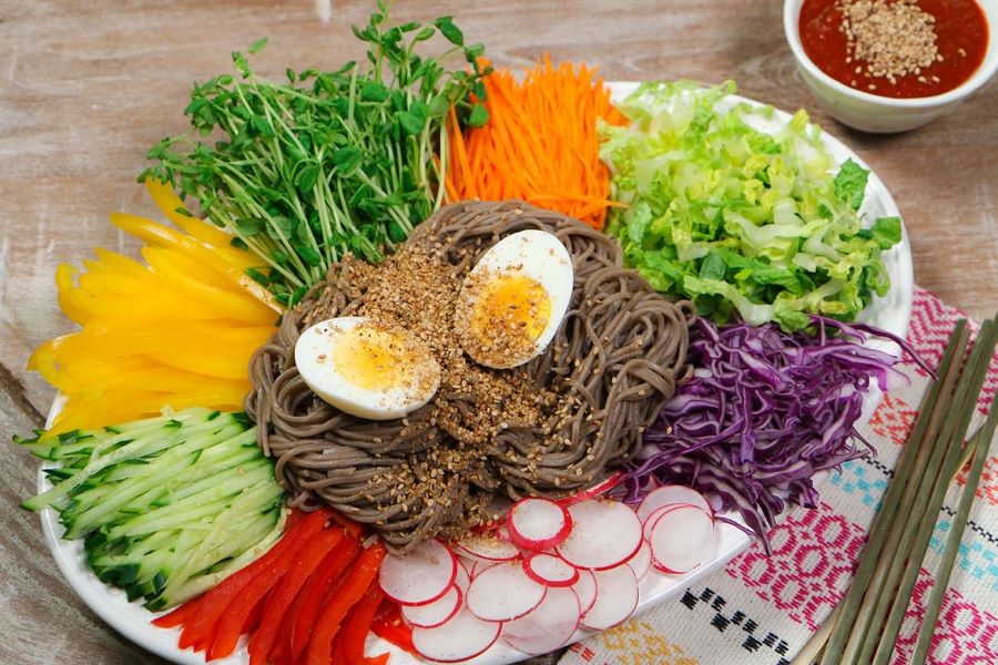 Jeangban guksu với vẻ ngoài được bày trí đẹp mắt và nhiều màu sắc 