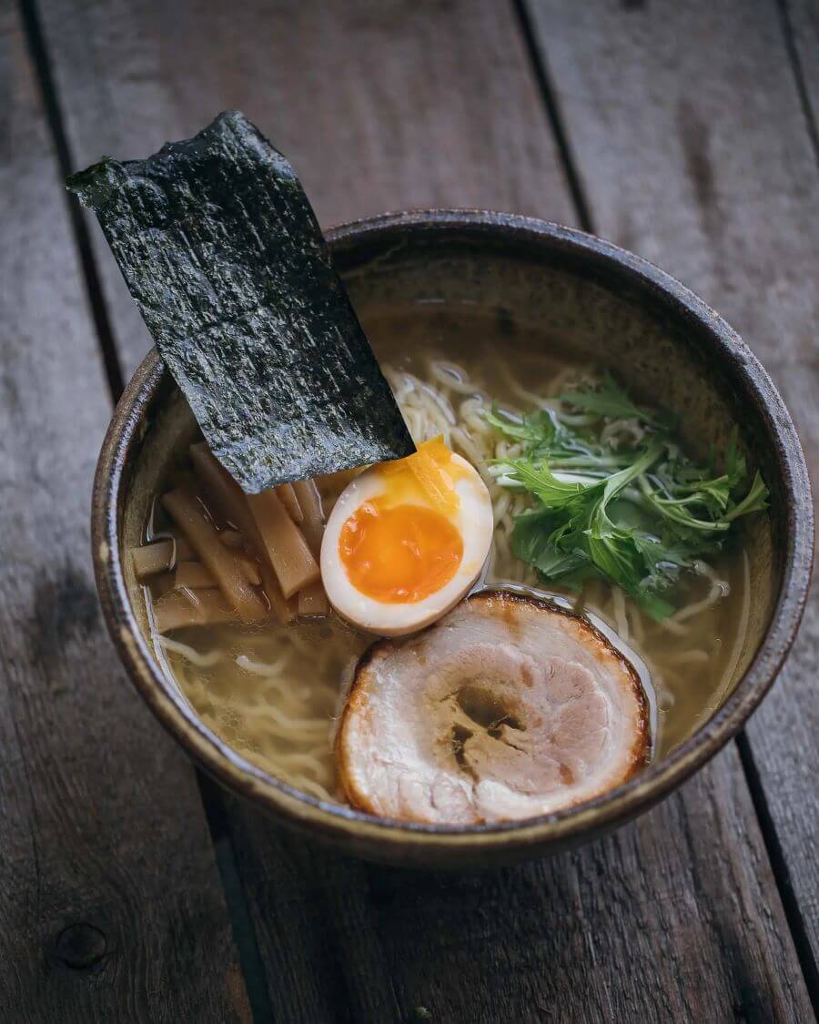 Với hương vị thanh nhẹ, Shio Ramen là một lựa chọn tuyệt vời cho những ai muốn thưởng thức hương vị nguyên bản của mì ramen