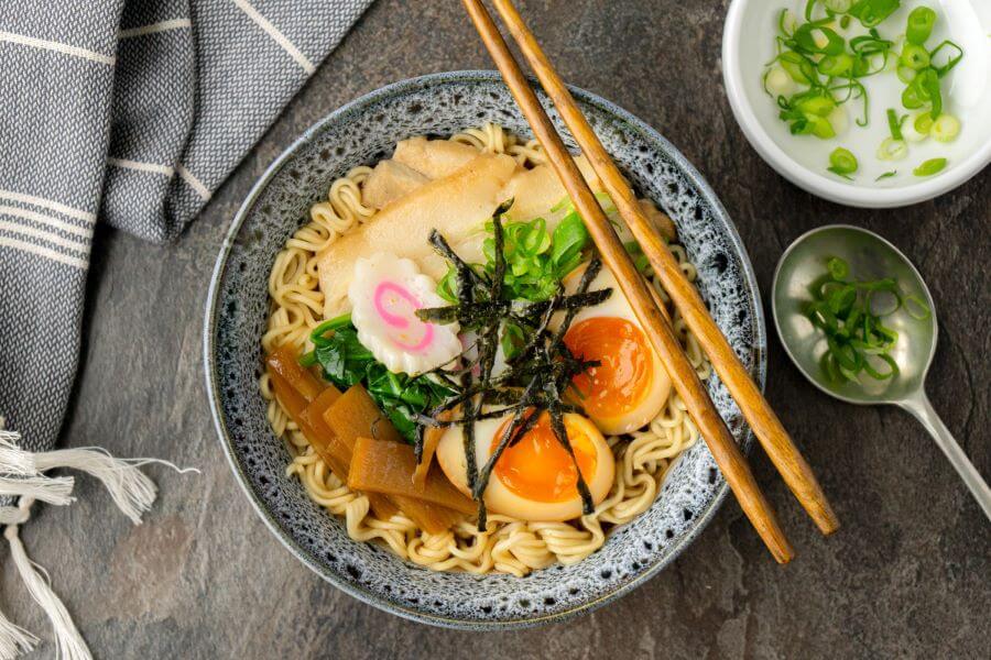 Shoyu Ramen là một trong những loại mì ramen lâu đời và phổ biến nhất mà bạn nên thử khi đi du lịch Nhật Bản