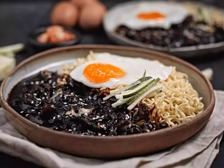Jajangmyeon mang đến hương vị đậm đà cùng với độ dai của mì và độ giòn của rau củ, tạo nên một trải nghiệm ẩm thực khó quên