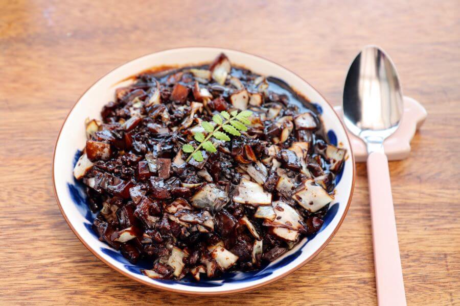 Điểm đặc biệt của Uni Jajang chính là sự kết hợp hài hòa giữa sốt tương đen đậm đà và trứng nhím biển tươi ngon