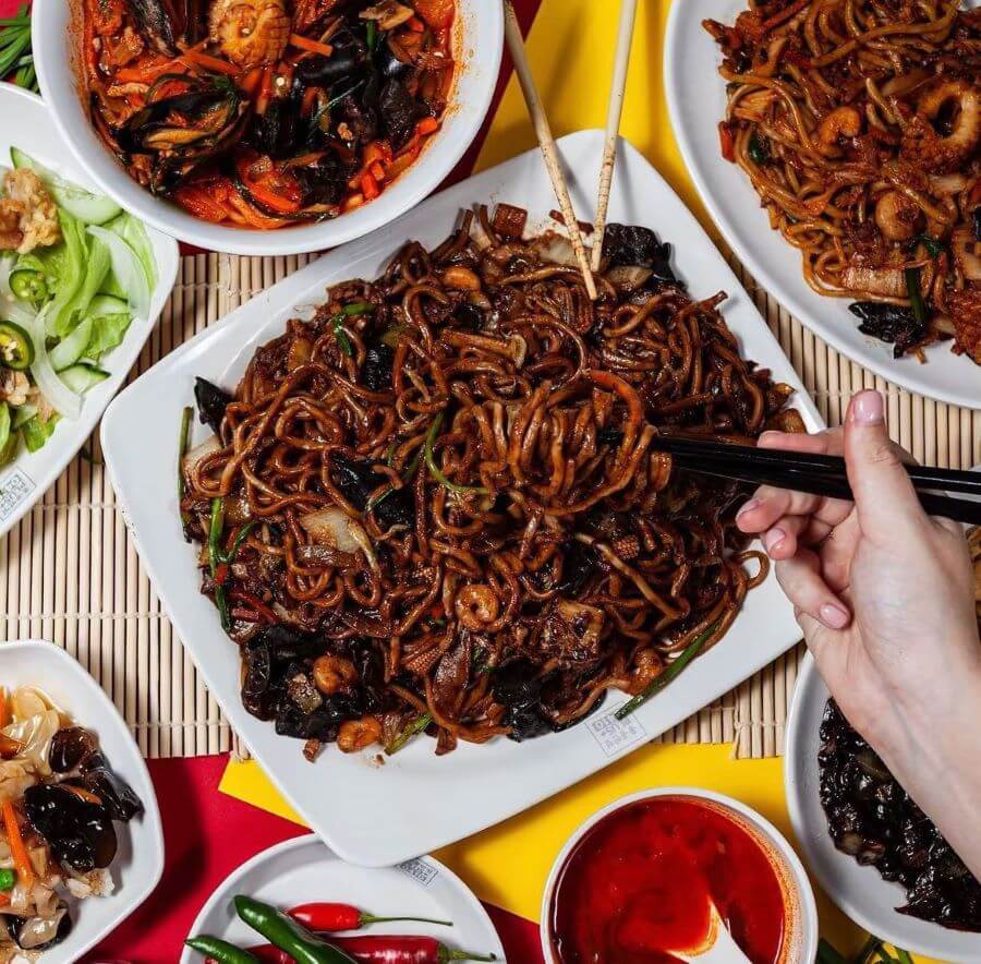 Jaeng-ban Jajang là một món ăn hấp dẫn mà bạn không nên bỏ qua khi đi du lịch Hàn Quốc