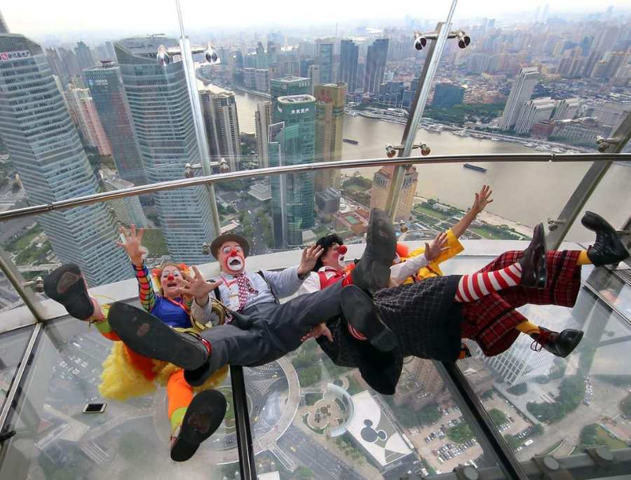 Trải nghiệm đài quan sát kính trong suốt vô cùng mạo hiểm