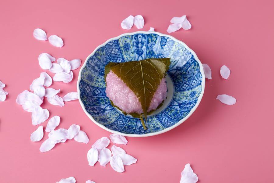Sakuramochi là một loại bánh mochi truyền thống có màu hồng nhạt đặc trưng