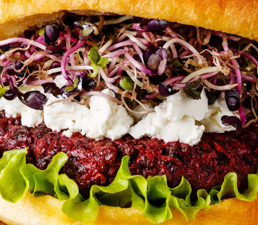 Cận cảnh các nguyên liệu trong những chiếc Hamburger củ dền