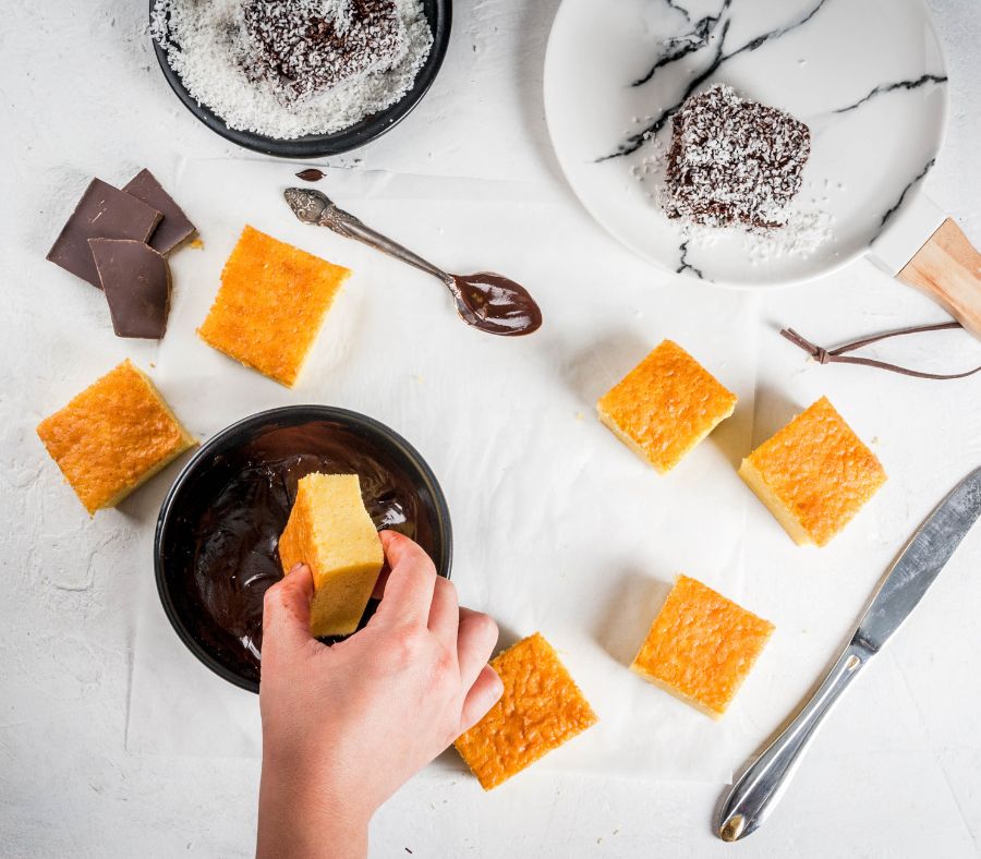 Những chiếc bánh Lamington được chế biến từ các nguyên liệu dễ tìm