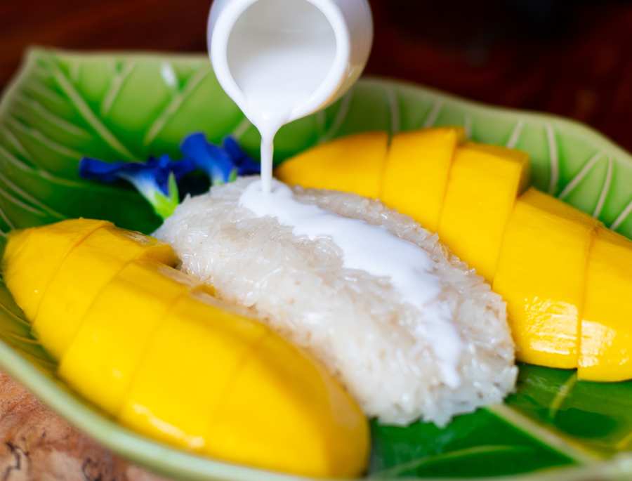 Phần cốt dừa thơm béo kết hợp cùng phần cơm mềm dẻo và các lát xoài thanh mát