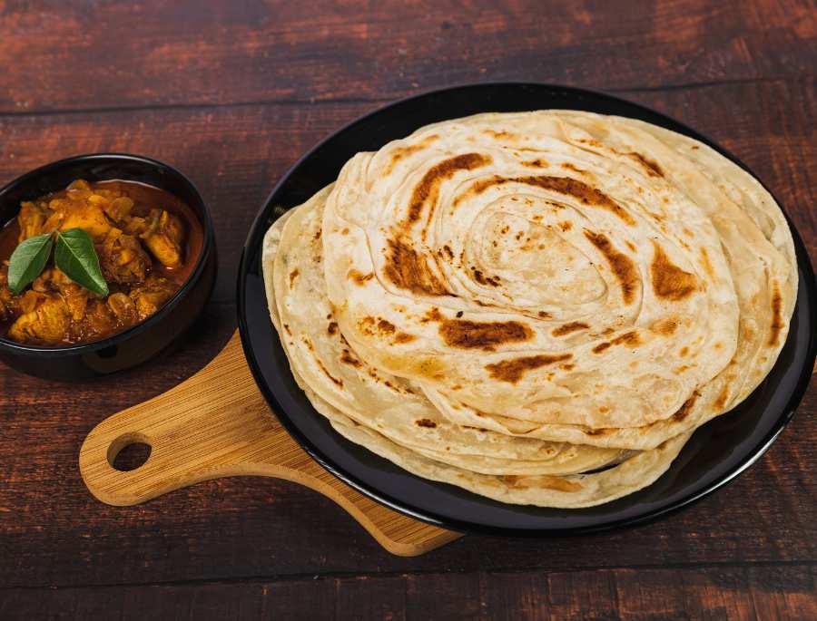 Phần bánh xếp chuối Thái Lan có lớp vỏ bánh vàng giòn kết hợp cùng nhân chuối chín ngọt ngào