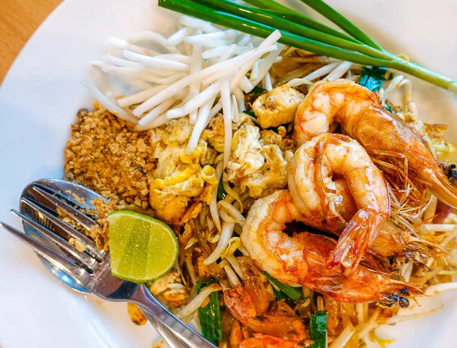 Pad Thái là sự kết hợp hoàn hảo của tôm tươi, trứng gà, đậu phụ, giá đỗ và hành lá