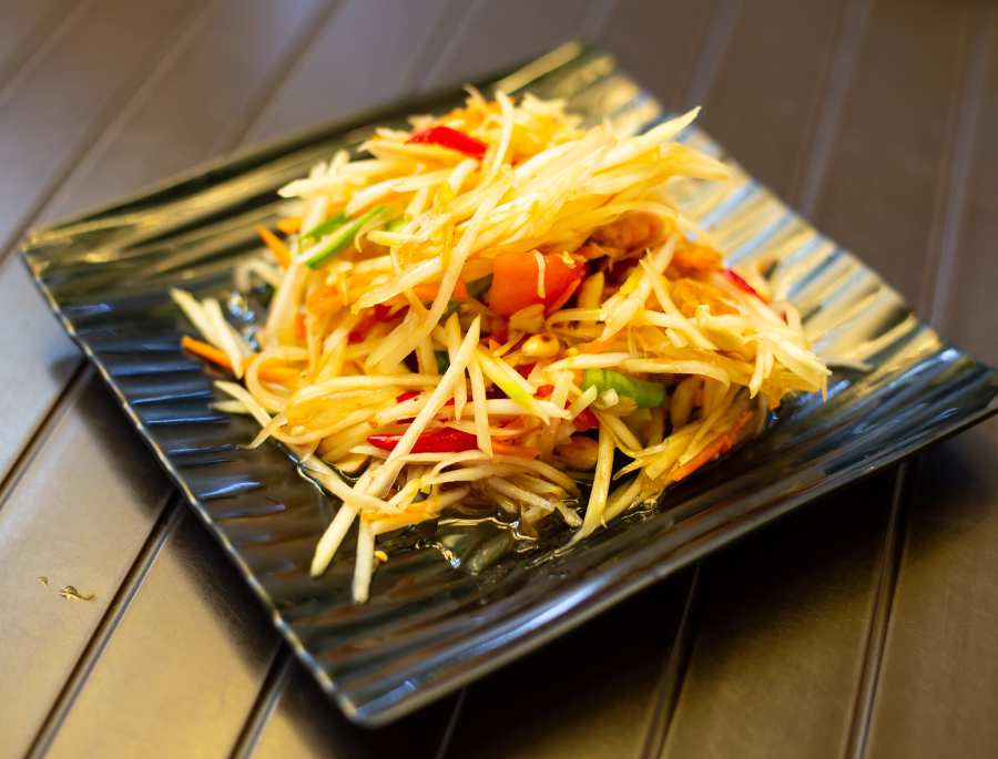 Som Tam hay còn gọi là gỏi đu đủ xanh, là một trong những món ăn biểu tượng của ẩm thực Thái Lan