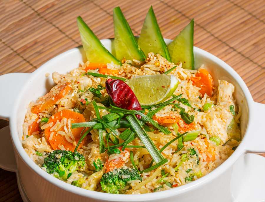 Khao Pad so với cơm chiên thông thường có hương vị độc đáo hơn, thể hiện sự kết hợp hoàn hảo giữa các nguyên liệu