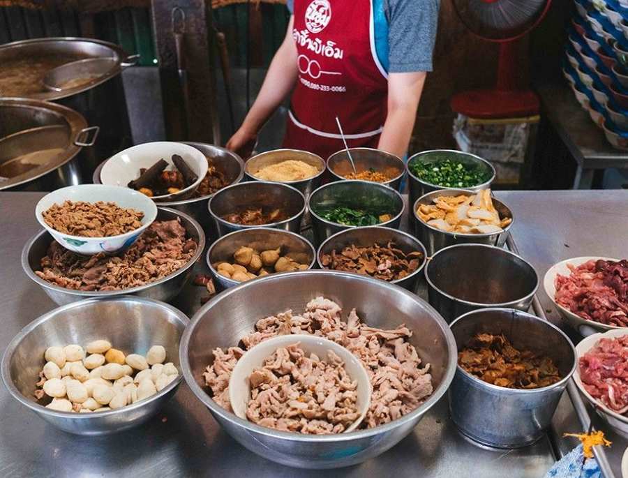 Món ăn Kuay Teow Reua sử dụng nhiều nguyên liệu khác nhau tạo nên phần nước dùng đậm đà