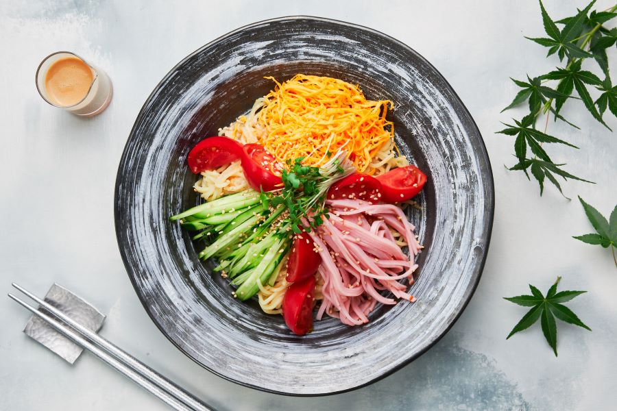 Mì Hiyashi Chuka có cách bày trí đa sắc màu, cực kỳ tinh tế, thu hút mọi ánh nhìn 