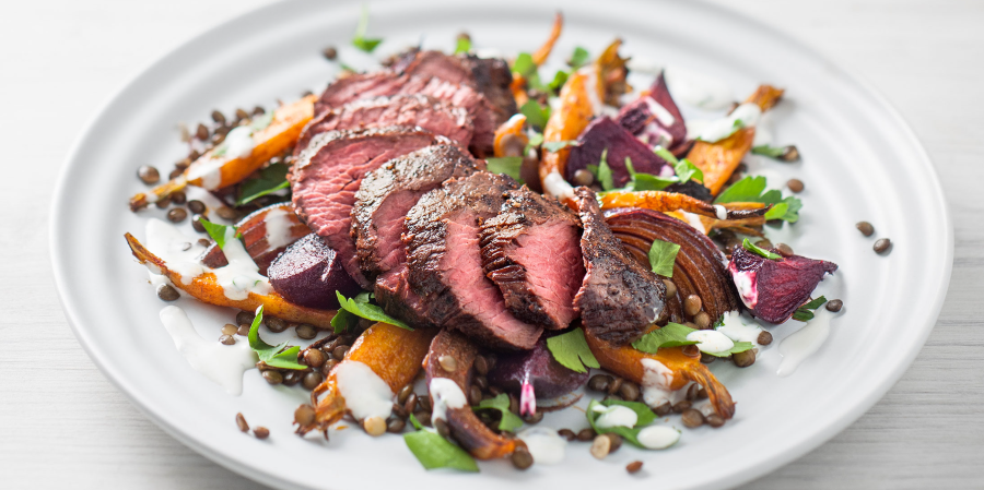 Thịt Kangaroo có màu đỏ sẫm, thớ thịt săn chắc và ít mỡ hơn so với thịt bò