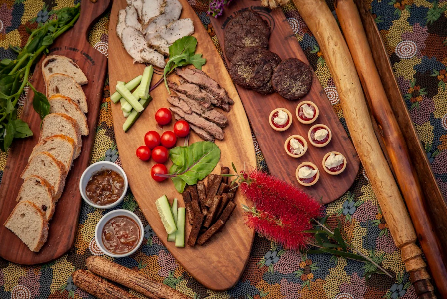 Bush Tucker là tên gọi chung cho các loại thực phẩm được tìm thấy trong tự nhiên