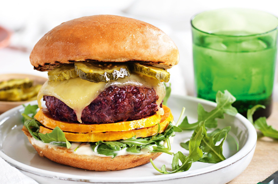 Hamburger củ dền mang đến cho thực khách những trải nghiệm ẩm thực vô cùng khó quên