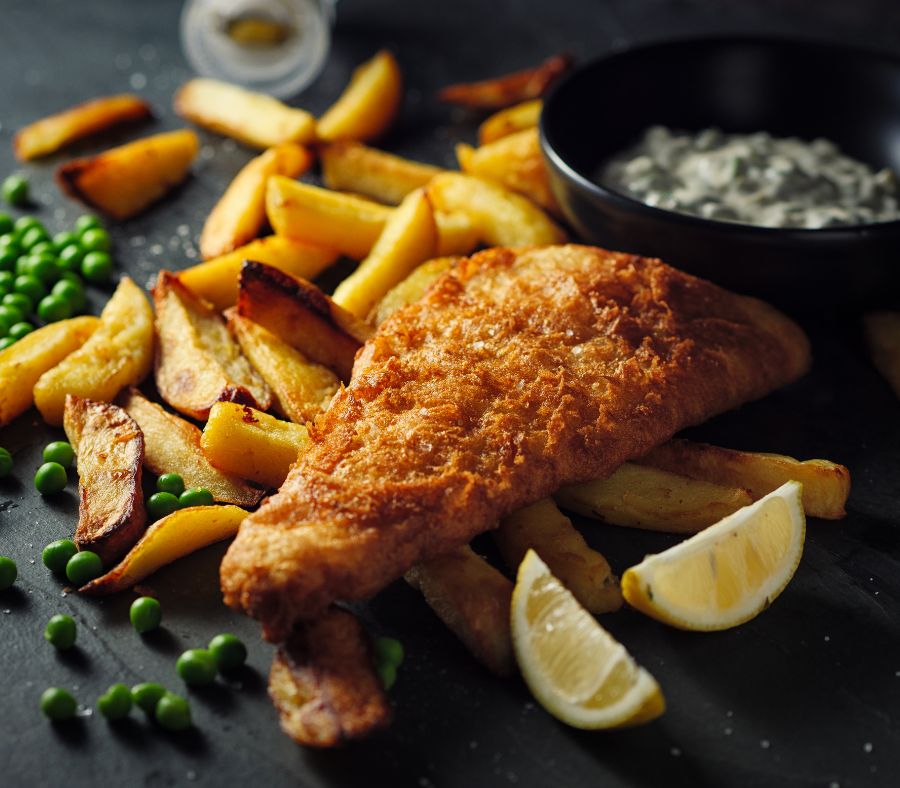 Fish and chips là một món ăn truyền thống nổi tiếng của nước Anh được làm từ cá và khoai tây chiên