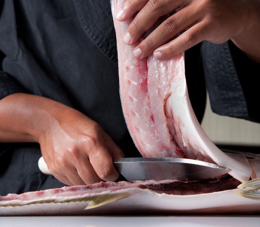 Sơ chế cá và cắt thành miếng vừa ăn