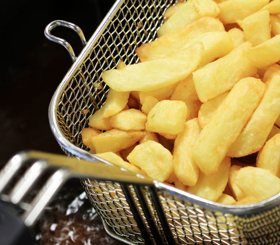 Khoai tây cần chiên trong nhiệt độ dầu vừa phải để đảm bảo độ giòn và chín tới