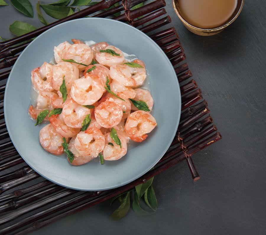 Tôm chiên trà Long Tỉnh là sự kết hợp tài tình giữa tôm nõn tươi ngon và những búp trà Long Tỉnh thượng hạng