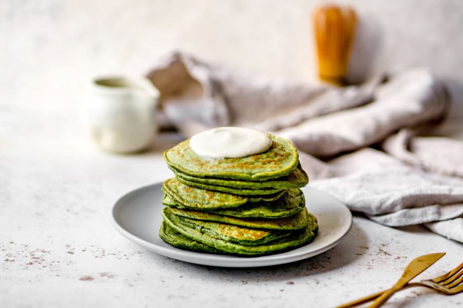 Pancake Matcha có thể kết hợp với các loại topping như trái cây tươi, kem tươi, siro hay mứt trái cây,... 